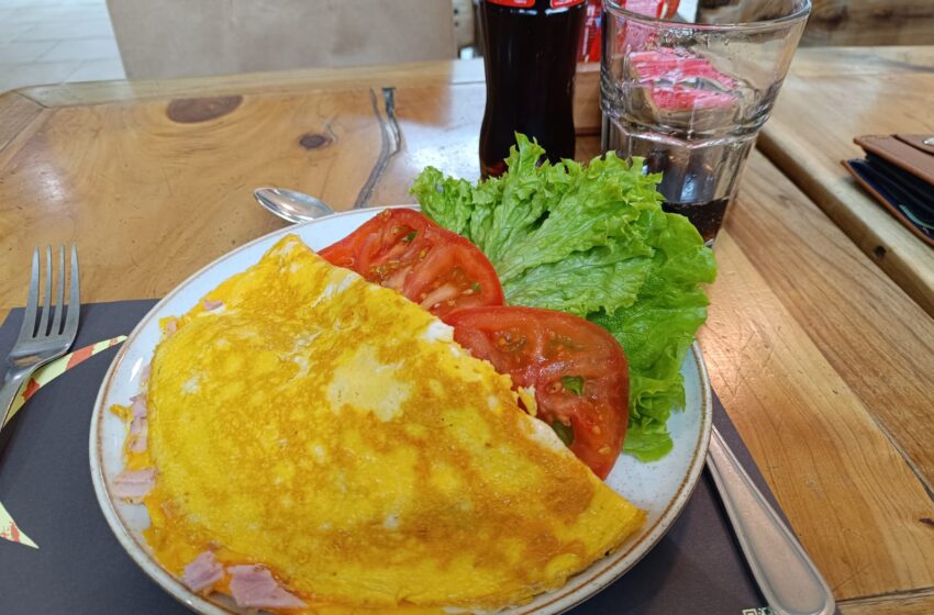  Cafetería Cassis: Un innovador Omelette y un refrescante Milkshake en el Portal Temuco
