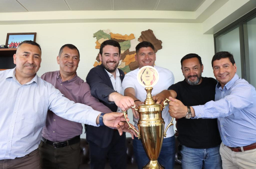  Imperial Unido presenta la Copa de Campeones de la Tercera División B al Gobernador Regional