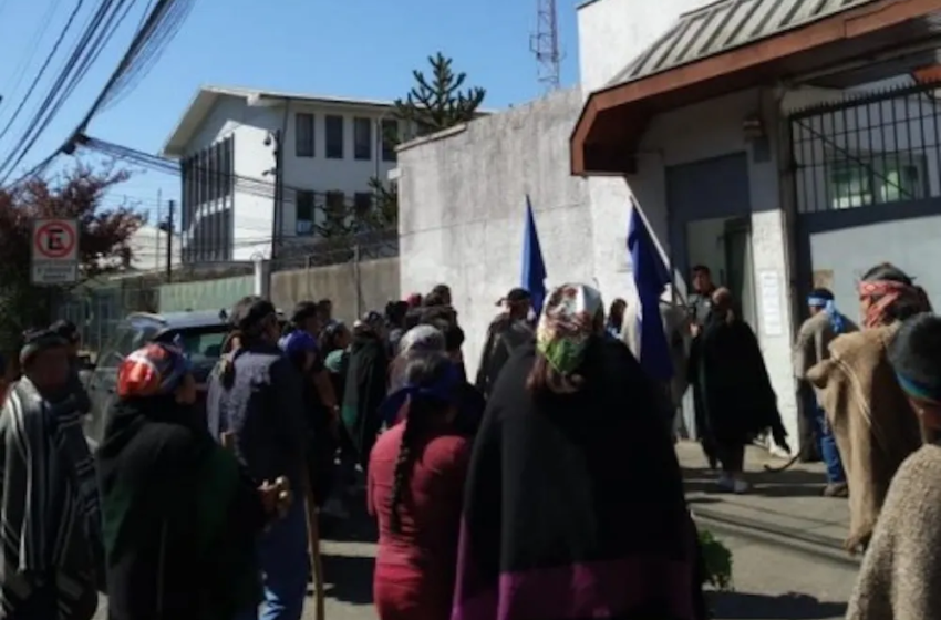  Comunidades instalan campamento afuera de la cárcel de Temuco