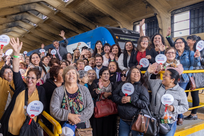  Más de 200 dirigentas sociales de la Provincia de Cautín conmemoraron el 8M sobre rieles